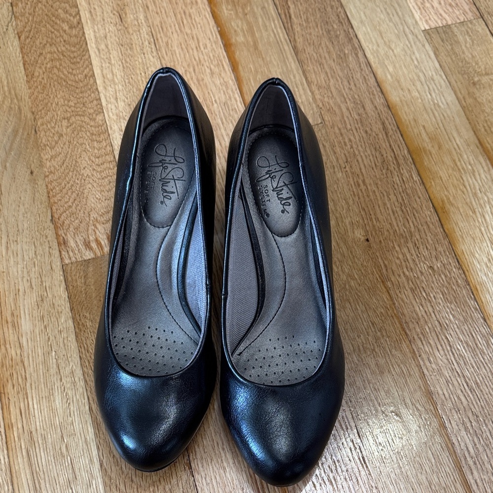 Life Stride Classic Black Pumps